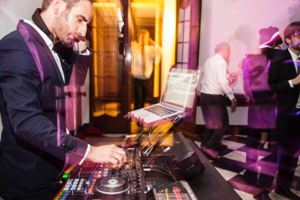 DJ Nils Boldhaus: Günstiger Disc Jockey in Hamburg für private Party oder Geburtstag buchen