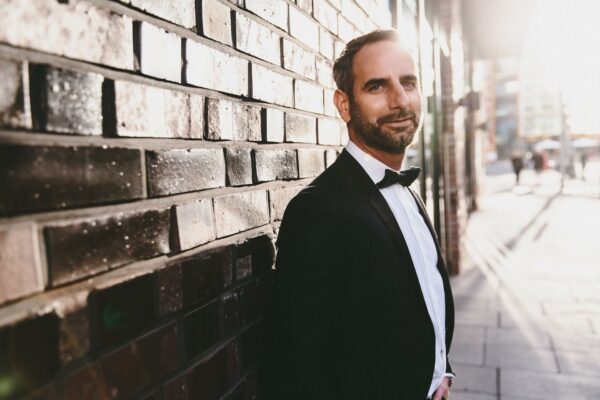 DJ Nils Boldhaus-ist ein professioneller DJ aus Hamburg mit Equipment und Anlage und Fotobox